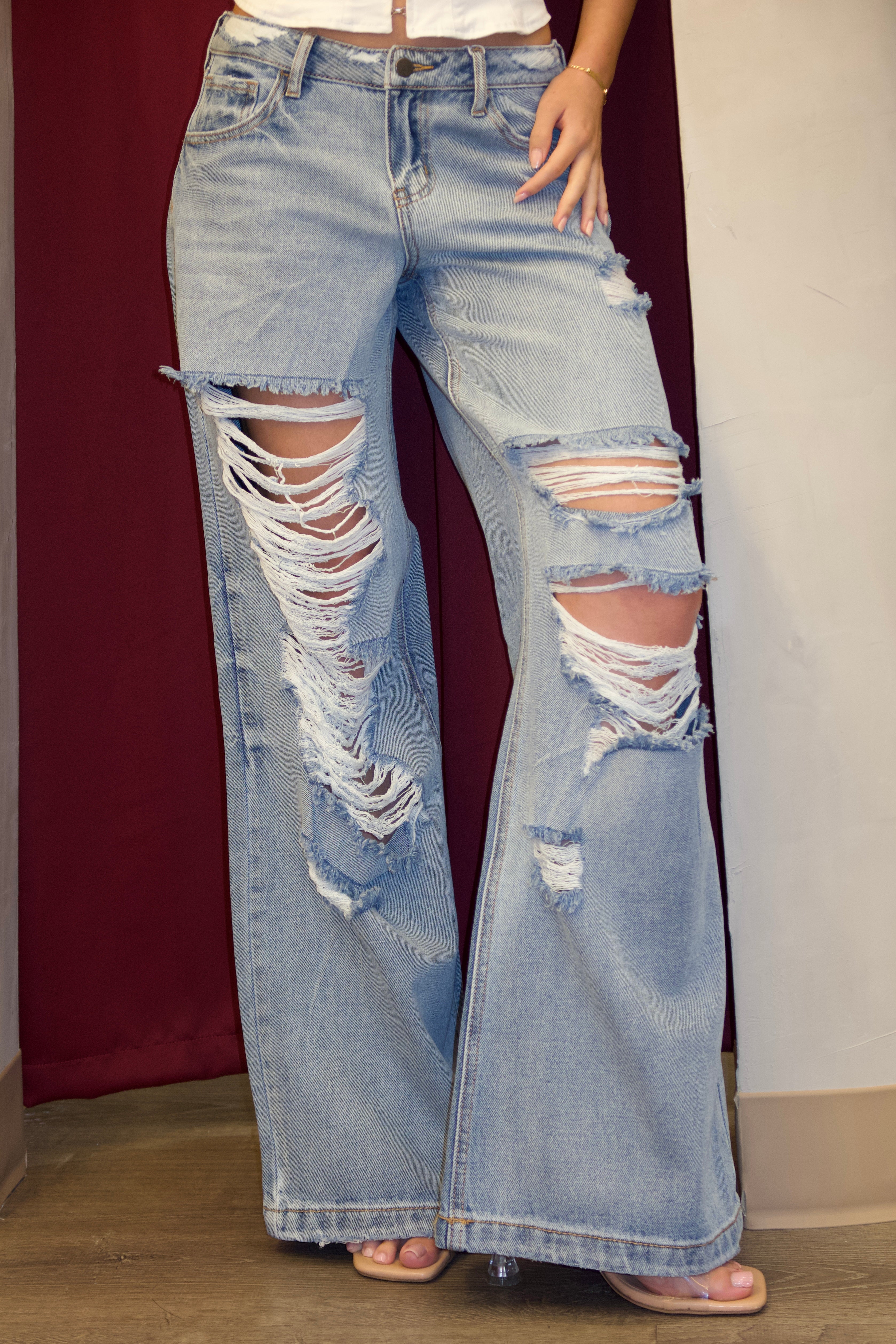 LOW RISE WIDE LEG JEANS
